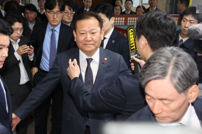 “내란 음모한 사람들” 양팔 들고 ‘몸수색’ 당한 이상민·조지호 [포착]