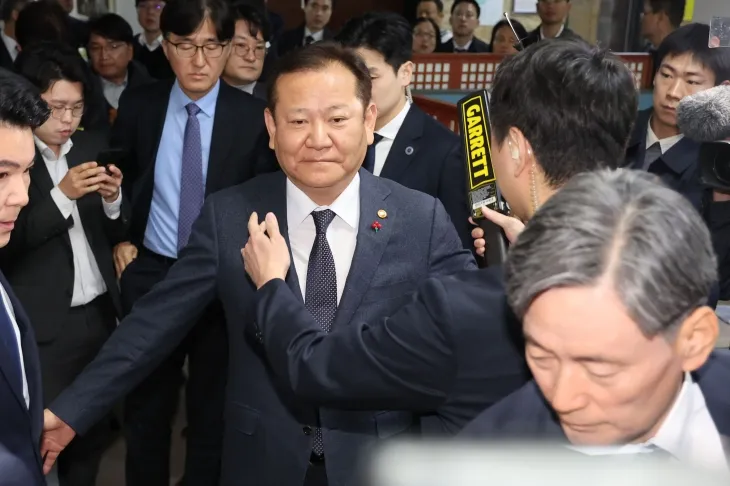 5일 오전 서울 여의도 국회에서 열린 행정안전위원회 전체회의 비상계엄 관련 긴급 현안질의 시작에 앞서 국회 보안 관계자들이 이상민 행정안전부 장관의 몸수색을 하고 있다. 2024.12.05 뉴시스