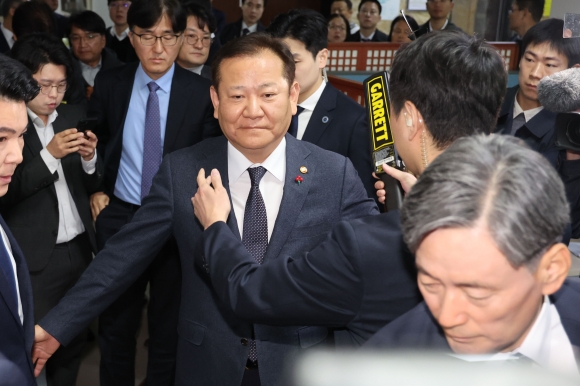 “내란 음모한 사람들” 양팔 들고 ‘몸수색’ 당한 이상민·조지호 [포착]