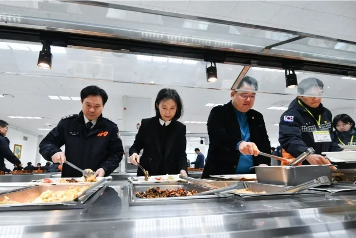 서울소방학교 급식 실태 점검 중인 최호정 의장