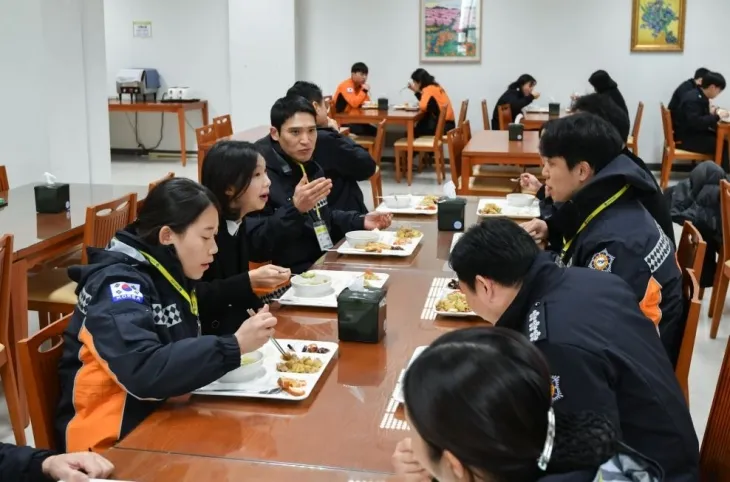 서울소방학교 급식 실태 점검 중인 최호정 의장