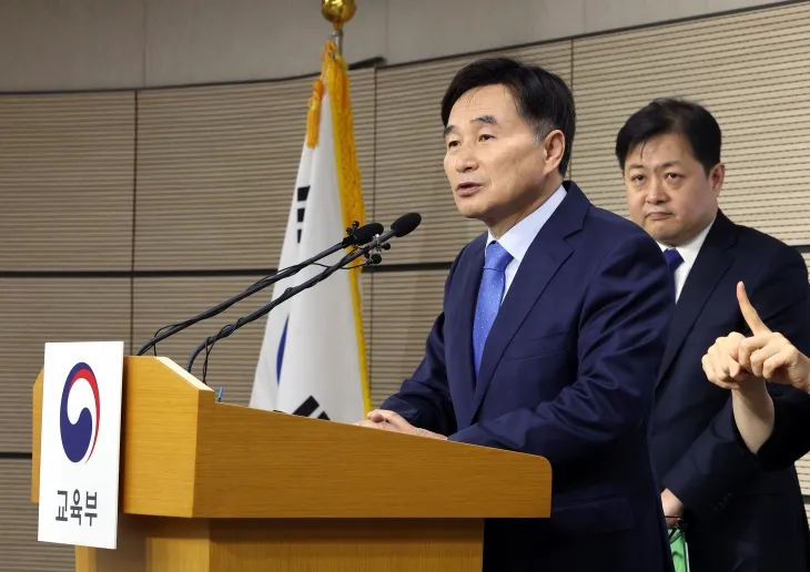 오승걸 한국교육과정평가원장이 5일 오후 정부세종청사 교육부 브리핑실에서 2025학년도 대학수학능력시험 채점 결과와 관련, 기자들의 질문에 답하고 있다. 오른쪽은 강태훈 수능 채점위원장. 연합뉴스