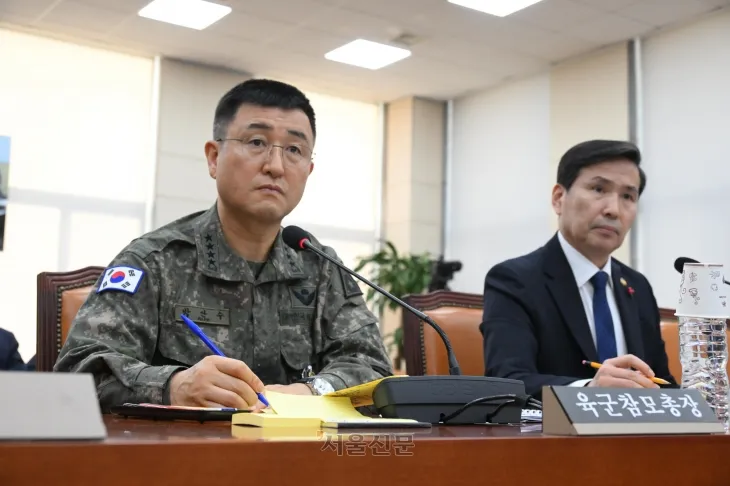 계엄사령관을 맡았던 박안수 육군참모총장(왼쪽)고 김선호 국방부차관이 5일 오후 서울 여의도 국회에서 열린 국방위원회 전체회의 비상계엄 선포 경과 및 병력동원 관련 현안질의에 출석해 굳은표정으로 질의를 듣고 있다.  2024.12.5 홍윤기 기자