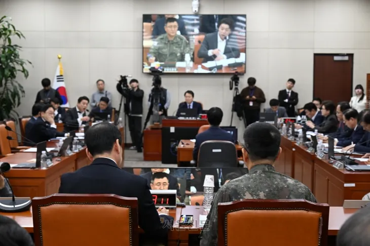 박안수 육군참모총장과 김선호 국방부 차관이 5일 오후 윤석열 대통령의 비상계엄 선포·해제 경위와 병력동원 관련한 긴급 현안질의가 열린 국회 국방위원회 전체회의가 진행되고 있다. 2024.12.5 홍윤기 기자