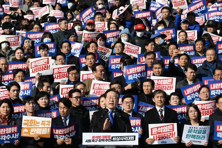 이재명 더불어민주당 대표가 4일 국회 본청 앞 계단에서 열린 ‘윤석열 대통령 사퇴촉구 탄핵추진 비상시국대회’에서 규탄사를 하고 있다. 2024.12.4 홍윤기 기자