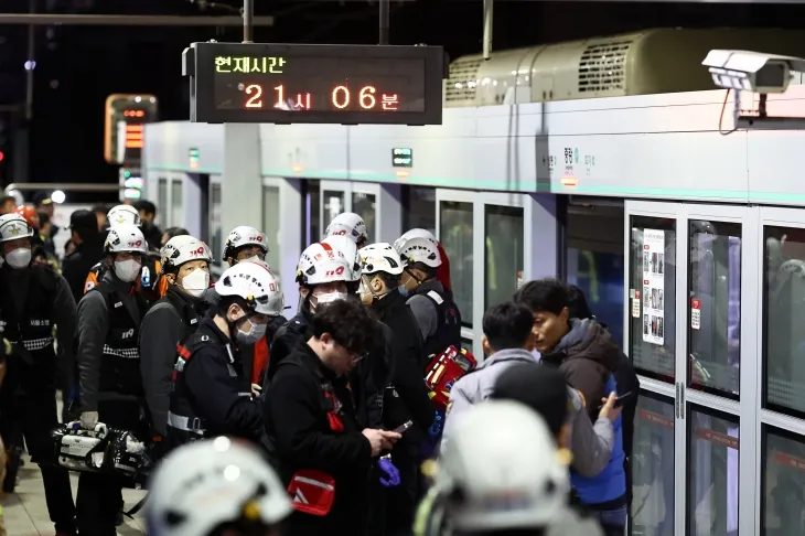 전국철도노동조합이 총파업에 돌입한 5일 저녁 지하철 경의중앙선 열차가 정전이 나 멈추는 사고가 발생했다. 한국철도공사(코레일)에 따르면 이날 오후 7시 18분께 회기역에서 중랑역으로 향하던 지하철 한 대가 정전 사고로 약 20분간 운행이 중지됐다. 열차에 갇힌 승객 중 일부가 강제로 출입문을 개방해 철로를 걷기 시작했고, 이 때문에 출발이 늦춰졌다고 코레일은 설명했다. 사진은 이날 중랑역에서 119구급대가 대기하는 모습. 2024.12.5 연합뉴스