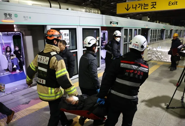 전국철도노동조합이 총파업에 돌입한 5일 저녁 지하철 경의중앙선 열차가 정전이 나 멈추는 사고가 발생했다. 한국철도공사(코레일)에 따르면 이날 오후 7시 18분께 회기역에서 중랑역으로 향하던 지하철 한 대가 정전 사고로 약 20분간 운행이 중지됐다. 열차에 갇힌 승객 중 일부가 강제로 출입문을 개방해 철로를 걷기 시작했고, 이 때문에 출발이 늦춰졌다고 코레일은 설명했다. 사진은 이날 중랑역에서 119구급대가 실신한 시민을 이송하는 모습. 2024.12.5 연합뉴스