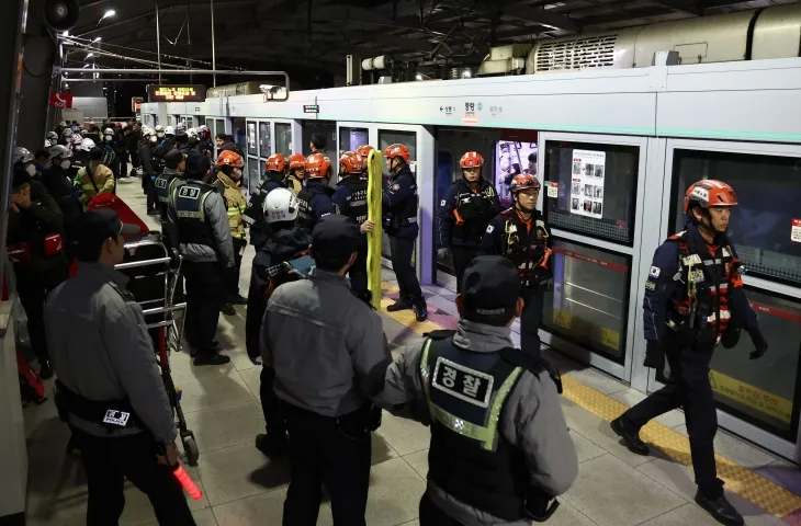 전국철도노동조합이 총파업에 돌입한 5일 저녁 지하철 경의중앙선 열차가 정전이 나 멈추는 사고가 발생했다. 한국철도공사(코레일)에 따르면 이날 오후 7시 18분께 회기역에서 중랑역으로 향하던 지하철 한 대가 정전 사고로 약 20분간 운행이 중지됐다. 열차에 갇힌 승객 중 일부가 강제로 출입문을 개방해 철로를 걷기 시작했고, 이 때문에 출발이 늦춰졌다고 코레일은 설명했다. 사진은 이날 중랑역에서 119구급대가 이동하는 모습. 2024.12.5 연합뉴스