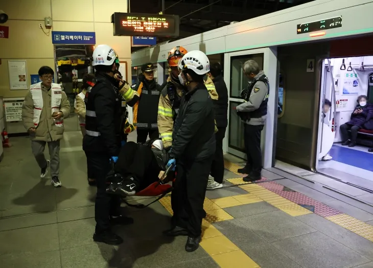 전국철도노동조합이 총파업에 돌입한 5일 저녁 지하철 경의중앙선 열차가 정전이 나 멈추는 사고가 발생했다. 한국철도공사(코레일)에 따르면 이날 오후 7시 18분께 회기역에서 중랑역으로 향하던 지하철 한 대가 정전 사고로 약 20분간 운행이 중지됐다. 열차에 갇힌 승객 중 일부가 강제로 출입문을 개방해 철로를 걷기 시작했고, 이 때문에 출발이 늦춰졌다고 코레일은 설명했다. 사진은 이날 중랑역에서 119구급대가 실신한 시민을 이송하는 모습. 2024.12.5 연합뉴스