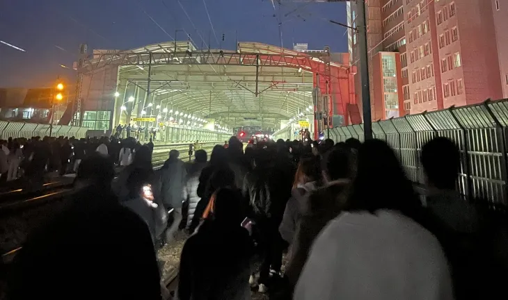 전국철도노동조합(철도노조)이 총파업에 돌입한 5일 저녁 지하철 경의중앙선 열차가 정전이 나 멈추는 사고가 발생했다. 한국철도공사(코레일)는 이날 오후 7시 18분쯤 회기역에서 중랑역으로 향하던 지하철 한 대가 정전 사고로 약 20분간 운행이 중지됐다고 밝혔다. 사진은 철로를 따라 걷고 있는 승객들 모습. 2024.12.5 뉴스1