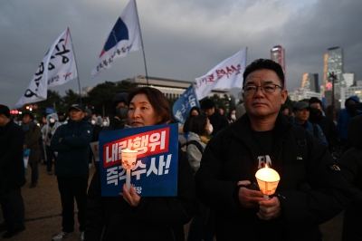 촛불과 피켓 든 시민