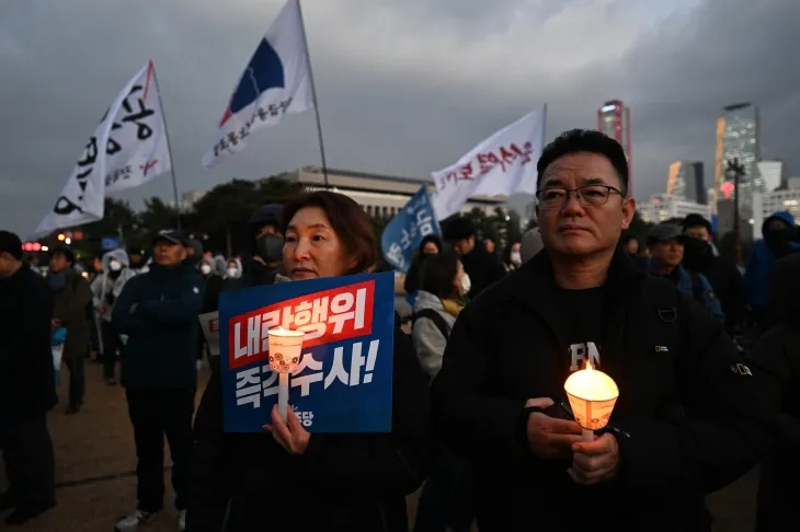 5일 국회 본청 앞 계단에서 열린 ‘尹 탄핵추진 촛불문화제’에서 참가자들이 피켓과 촛불을 들고 있다. 2024.12.6 홍윤기 기자