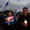 촛불과 피켓 든 시민