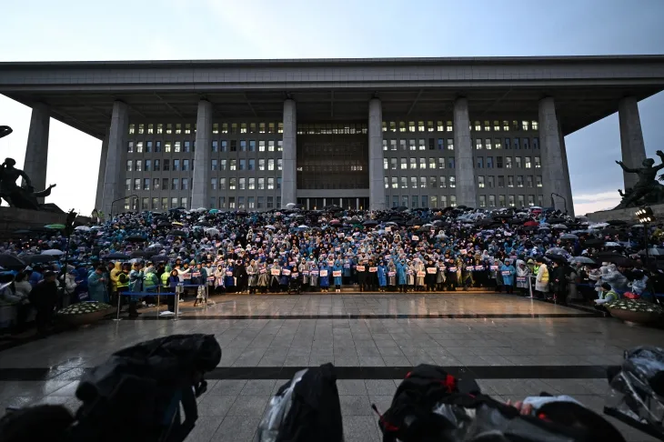 5일 국회 본청 앞 계단에서 열린 ‘尹 탄핵추진 촛불문화제’에서 참석자들이 피켓과 촛불을 들고 구호를 외치고 있다. 2024.12.5 홍윤기 기자