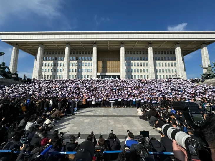 이재명 더불어민주당 대표, 박찬대 원내대표, 조국 조국혁신당 대표 등 야당 의원들이 4일 국회 본청 계단에서 ‘윤석열 대통령 사퇴촉구 탄핵추진 비상시국대회’를 하고 있다. 2024.12.4 뉴스1