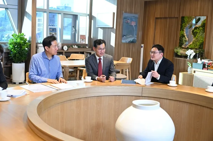 지난 4일 신정차량기지와 관련해 오세훈 시장(왼쪽 첫 번째)과 면담한 허훈 의원(오른쪽 첫 번째)