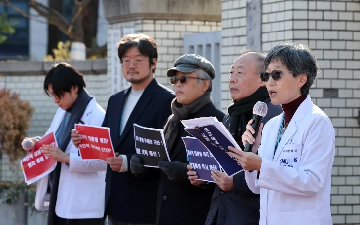 강희경 서울대 의대·병원 교수를 비롯한 비상대책위원회 교수들이 6일 서울 종로구 서울대학교 의과대학 앞에서 열린 시국선언 발표 기자회견에서 윤석열 대통령의 퇴진을 요구하고 있다. 뉴스1