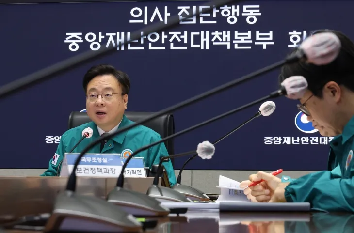 조규홍 보건복지부 장관이 6일 서울 종로구 정부서울청사 상황실에서 열린 의사 집단행동 중앙재난안전대책본부 회의에서 발언하고 있다. 연합뉴스