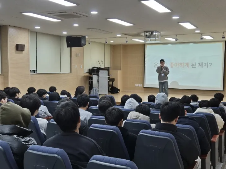 서울 중구가 청소년을 위한 ‘행복진로콘서트’를 진행하는 가운데 지난 3일 장충고에서 열린 행사 사진. 중구 제공