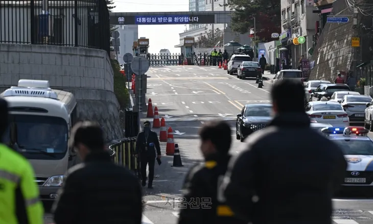 윤석열 대통령이 비상계엄을 선포했다가 해제한 4일 서울 용산구 대통령실 입구 모습. 2024.12.4 홍윤기 기자