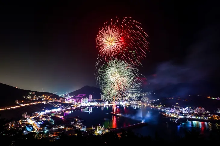 거제 상승포수변공원에서 열리는 송년불꽃축제 모습. 2024.12.6. 경남도 제공