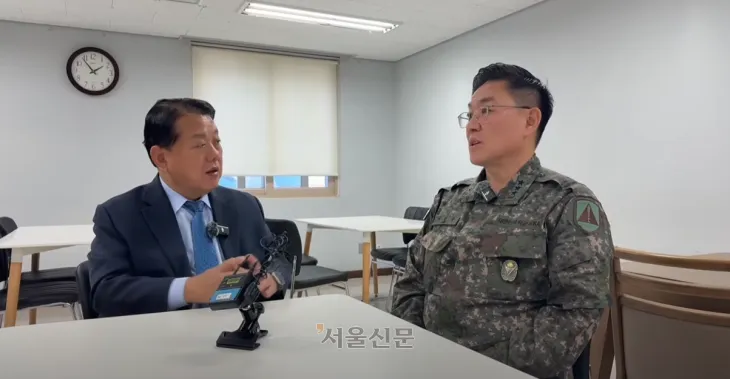 이진우 수방사령관(가운데)이 6일 오후 수방사령부를 찾아간 김병주·박선원 더불어민주당 의원과 유튜브 라이브 방송에서 12·3 비상계엄 당시 상황에 대해 설명하고 있다.더불어민주당 유튜브 갈무리