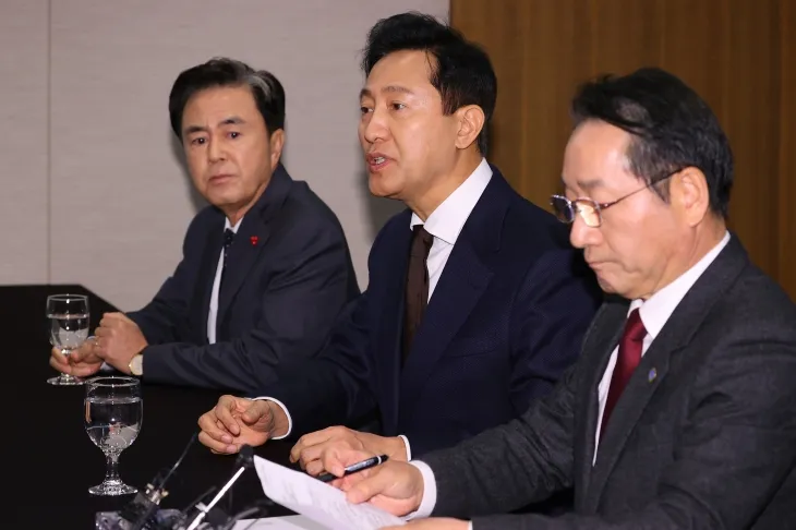 오세훈 서울시장이 6일 오후 서울 중구 프레스센터에서 열린 국민의힘 시·도지사협의회 긴급 회의에서 발언하고 있다.   연합뉴스