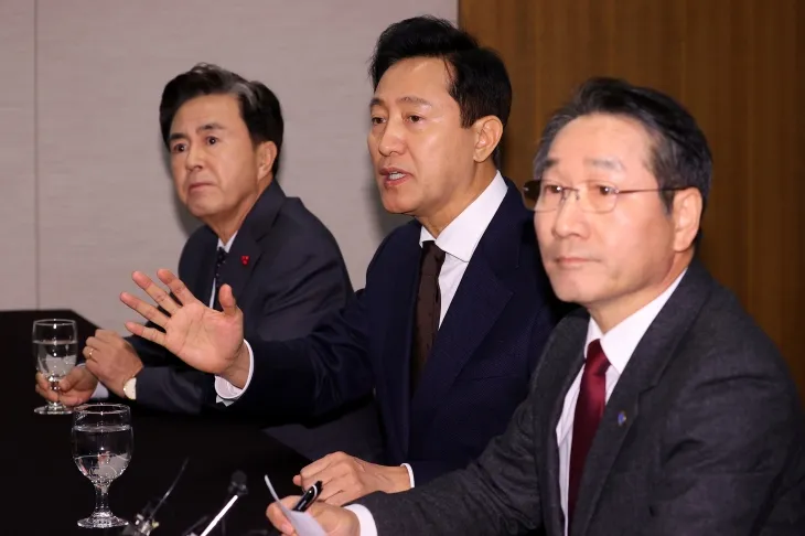 오세훈 서울시장(가운데)과 유정복 인천시장, 김태흠 충남지사가 6일 오후 서울 중구 프레스센터에서 열린 국민의힘 시·도지사협의회 긴급 회의에서 발언하고 있다. 연합뉴스