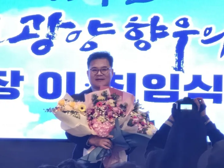 재순천 광양향우회장에 취임한 문승태 순천대학교 대외협력부총장이 축하 꽃다발을 받고 있다.