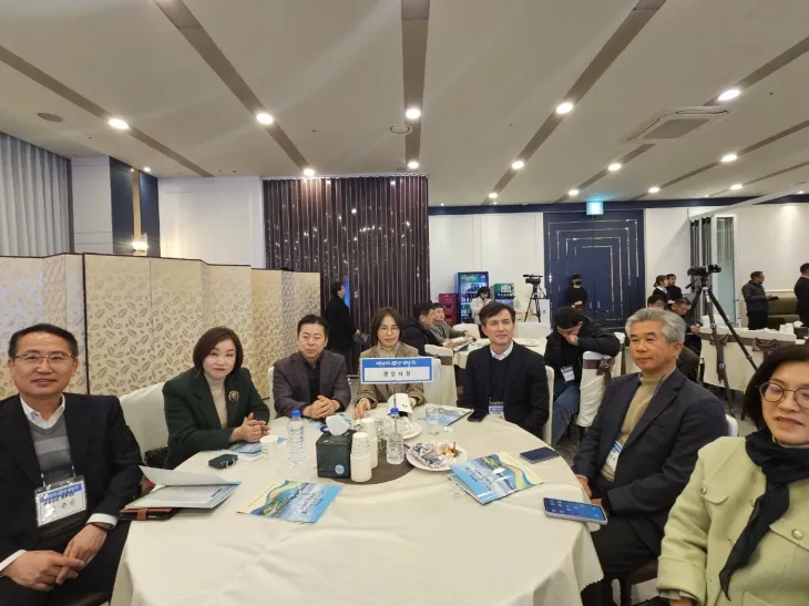 재순천 광양향우회장 이·취임식에 참석한 광양시청 국·과장들이 문승태 신임 회장의 취임을 축하하고 있다.