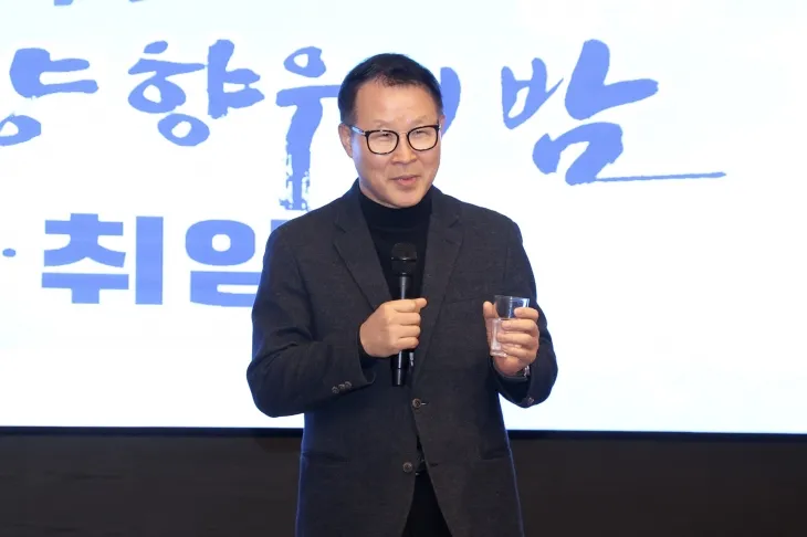 강문식 재순천 광양향우회 고문이 ‘백운산’이란 주제로 건배사를 하고 있다.