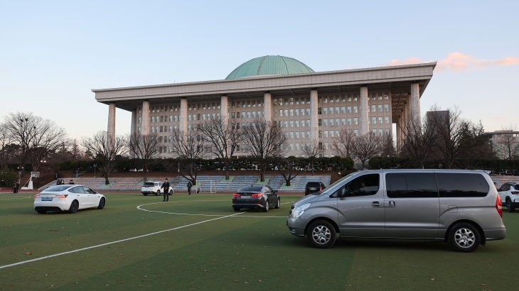 軍헬기 착륙 막아라… 2차 계엄 대비 중인 국회