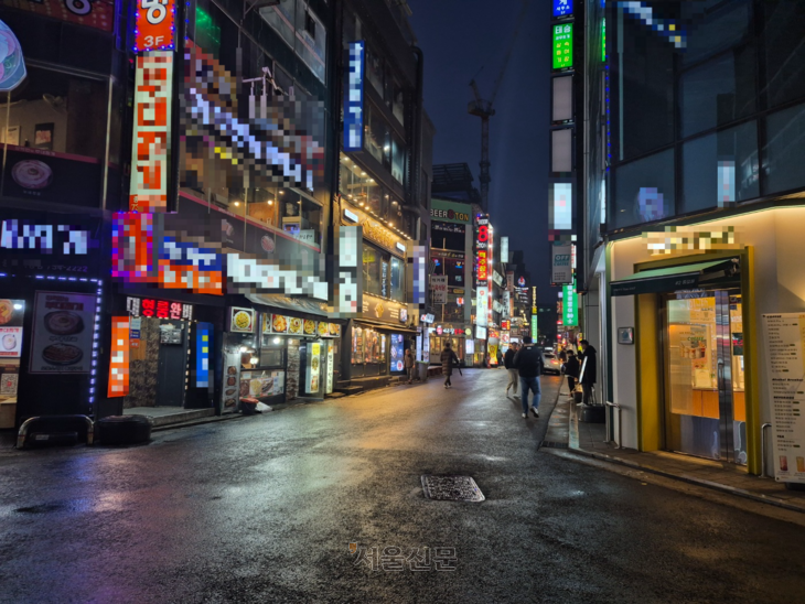 지난 5일 오후 7시쯤 찾은 서울 종로구의 음식점 거리가 텅 비어 있다. 식당 안을 살펴보니 소수의 손님들만 조용히 저녁을 먹고 있었다. 송현주 기자