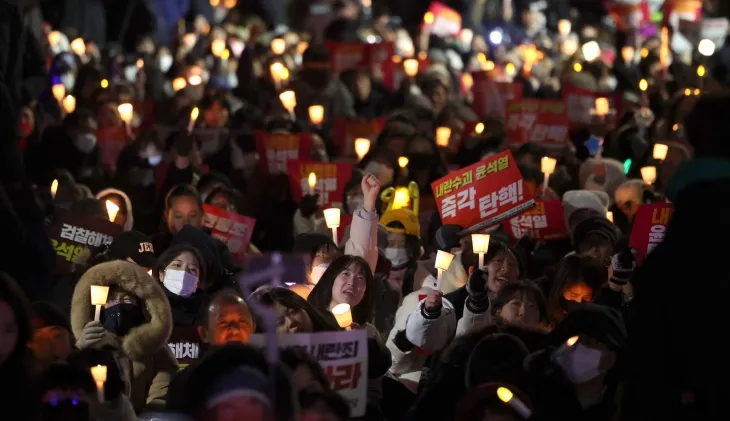 6일 서울 여의도 국회의사당 앞에서 열린 촛불집회에 참가한 시민들이 윤석열 대통령 퇴진을 촉구하고 있다. 2024.12.06 뉴시스