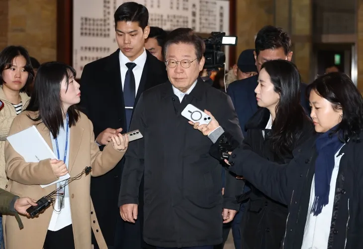 더불어민주당 이재명 대표가 7일 오전 서울 여의도 국회에서 열린 비상 의원총회에 참석하고 있다. 2024.12.7. 연합뉴스