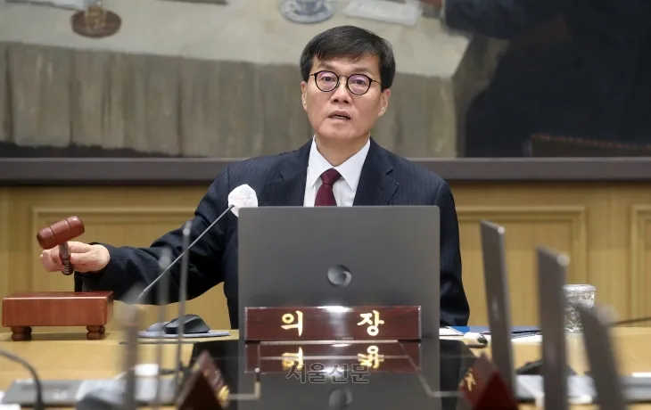 이창용 한국은행 총재가 28일 서울 중구 한국은행에서 열린 금융통화위원회를 주재하며 의사봉을 두드리고 있다. 2024.11.28 사진공동취재단