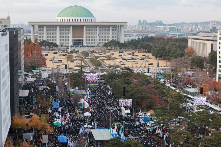 7일 오후 서울 여의도 국회 앞에서 열린 ‘내란죄 윤석열 퇴진! 국민주권 실현! 사회대개혁! 범국민촛불대행진’에 수많은 시민들이 모여 주변 도로를 가득 메우고 있다. 주최 측은 이날 오후 4시 20분 기준 100만명이 집회에 참여한 것으로 추산했다. 연합뉴스