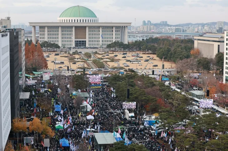 7일 오후 서울 여의도 국회 앞에서 열린 ‘내란죄 윤석열 퇴진! 국민주권 실현! 사회대개혁! 범국민촛불대행진’에 수많은 시민들이 모여 주변 도로를 가득 메우고 있다. 주최 측은 이날 오후 4시 20분 기준 100만명이 집회에 참여한 것으로 추산했다. 연합뉴스