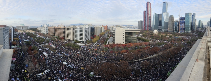 국회 앞 모인 수많은 시민들