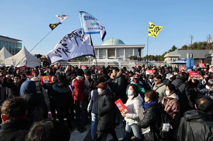 윤석열 대통령 탄핵소추안 표결을 앞두고 7일 서울 여의도 국회 앞에서 시민들이 모여 들고 있다.  2024.12.7. 연합뉴스