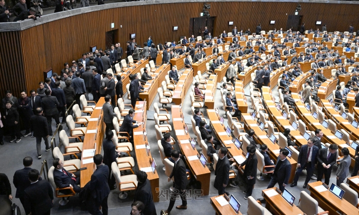 7일 국회 본회의가 열려 윤석열 대통령의 탄핵소추안과 김건희 여사 특검법 표결이 진행되고 있다.  2024.12.7 홍윤기 기자