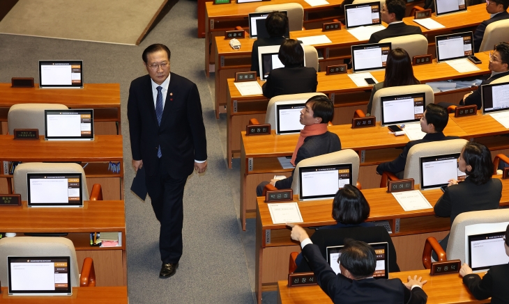 7일 국회 본회의에서 김건희 여사 특검법 표결을 앞두고 야당 의원들이 박성재 법무부 장관을 향해 항의하고 있다. 2024.12.7 연합뉴스