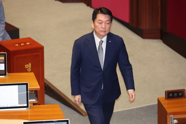 국민의힘 안철수 의원이 7일 오후 국회 본회의에서 윤석열 대통령의 탄핵소추안에 대해 투표한 뒤 본회의장을 나가고 있다. 2024.12.7 연합뉴스