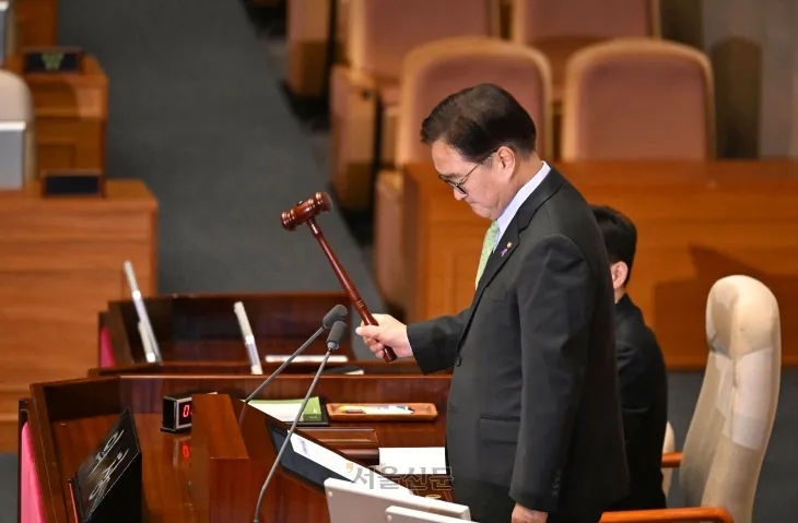 윤석열 대통령의 탄핵 표결일인 7일 서울 국회에서 우원식 국회의장이 의사봉을 두드리며 개회를 선언하고 있다. 2024.12.7 홍윤기 기자