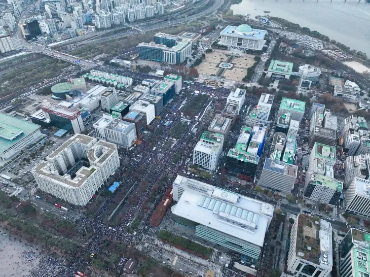 국회 앞에 모인 시민들