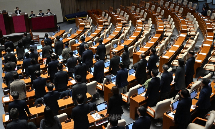 7일 오후 국회 본회의에서 야당 의원들이 윤석열 대통령의 탄핵소추안 표결에 불참하기 위해 퇴장한 국민의힘 의원들의 이름을 일일이 호명하고 있다. 2024.12.7 홍윤기 기자