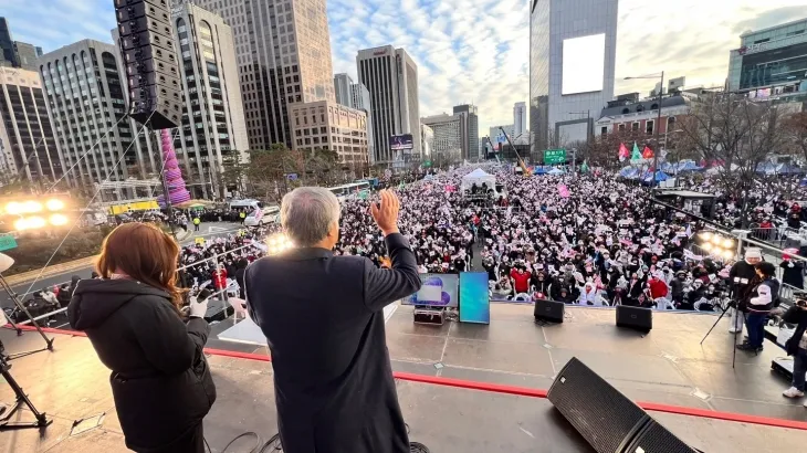 7일 서울 광화문 동화면세점 앞에서 대한민국바로세우기국민운동본부 주최로 ‘자유 대한민국 수호 광화문 국민혁명대회’가 열린 가운데 전광훈 사랑제일교회 목사가 무대 단상에서 발언을 하고 있다. 2024.12.7 자유통일당 제공