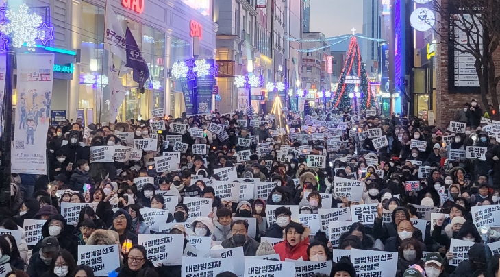 윤석열 대통령에 대한 국회 탄핵안 표결일인 7일 오후 대구 중구 동성로에서 시민들이 윤석열 대통령 탄핵소추안 가결을 촉구하고 있다. 2024.12.7. 뉴스1