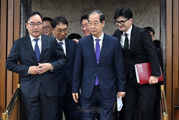 한덕수 국무총리, 한동훈 국민의힘 대표, 이진우 대한의학회장이 11일 서울 여의도 국회에서 열린 의정 갈등을 해소하기 위한 여·야·의·정 협의체 1차 회의에 참석하고 있다. 2024.11.11 오장환 기자