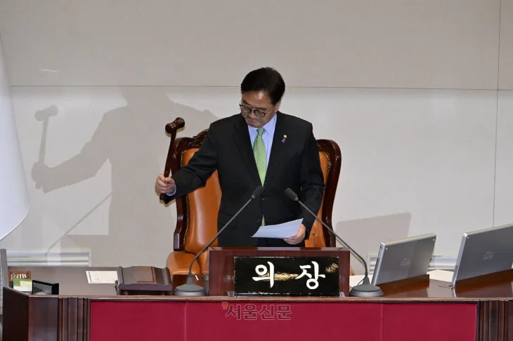우원식 국회의장이 7일 오후 국회 본회의에서 윤석열 대통령의 탄핵소추안에 대해 의결 정족수 부족으로 ‘투표 불성립’을 선언하고 있다. 2024.12.7 홍윤기 기자
